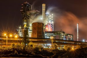 PwC o transformacji przemysłu: Rola systemowej integracji AI oraz modularności w produkcji