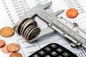 AI zaczyna rządzić w finansach, a regulacje… próbują nadążyć za kodem