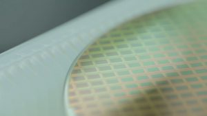 Brytyjski startup rzuca wyzwanie gigantom: 100 milionów funtów na nowe układy dla AI