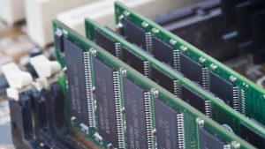 Koniec ery taniego RAM-u? Branża rozważa wieloletnie kontrakty na pamięci AI