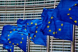 UE podnosi poprzeczkę dla producentów aut elektrycznych – subsydia od 70% lokalnej produkcji