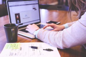 Work Trend Index 2026: 80% zaawansowanych użytkowników AI przekracza swoje możliwości, a edukacja musi nadążyć