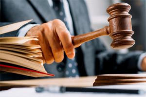 AI w sądach pod kontrolą UNESCO – nowe globalne standardy dla sędziów i trybunałów