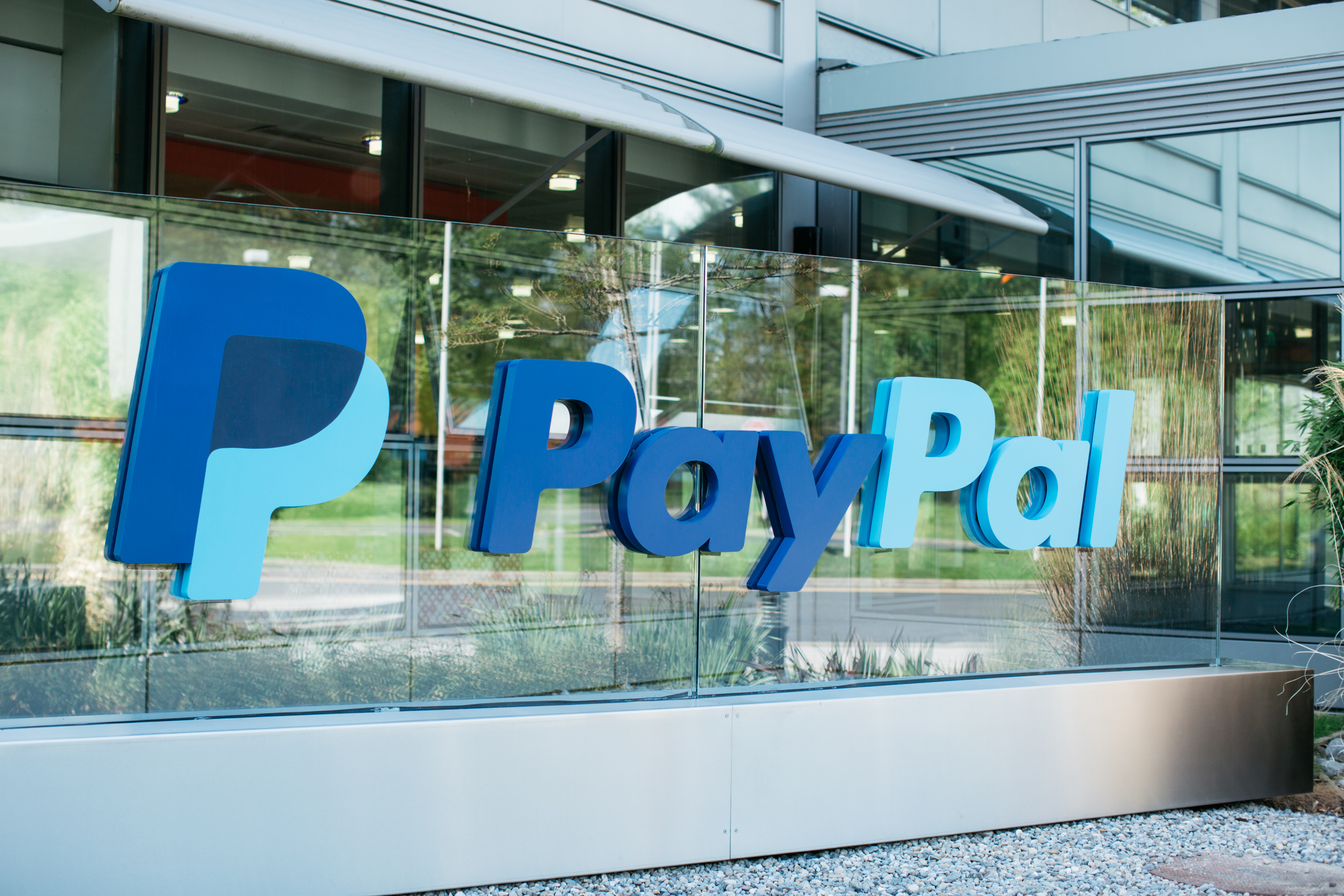 PayPal integruje checkout bezpośrednio z ChatemGPT – zakupy bez zamykania czatu