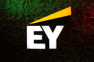 EY ostrzega, 2026 będzie rokiem rozliczenia projektów AI w polskich firmach