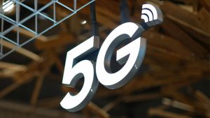 Cyberbezpieczeństwo warstwy fizycznej: Ericsson wskazuje na kluczową rolę AI w walce z jammingiem w 5G