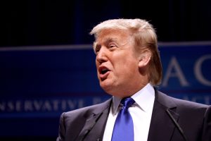 Wojna o podatek cyfrowy i groźba 100% ceł ze strony administracji Donalda Trumpa