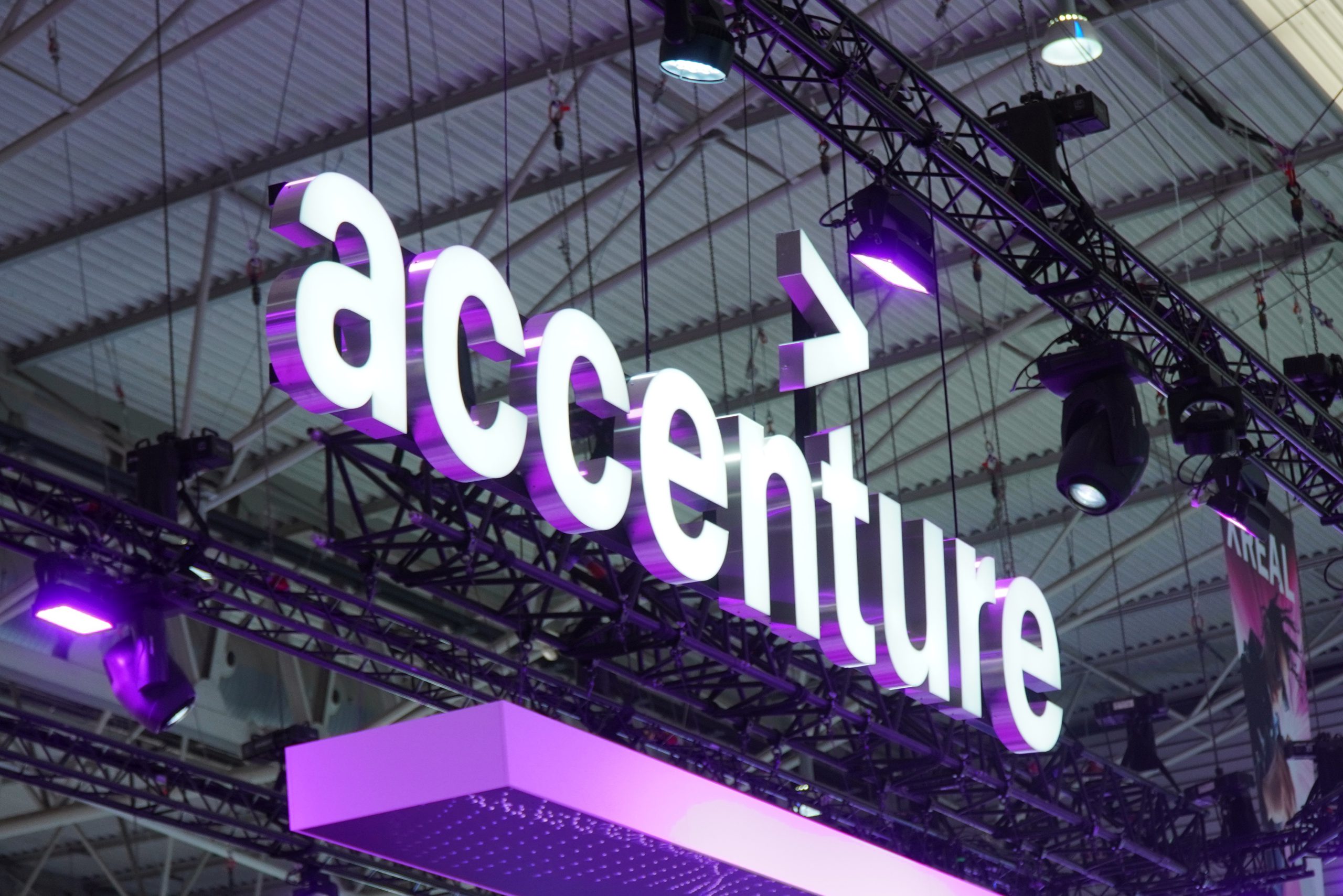 Accenture uzależnia awanse kadry menedżerskiej od korzystania z AI