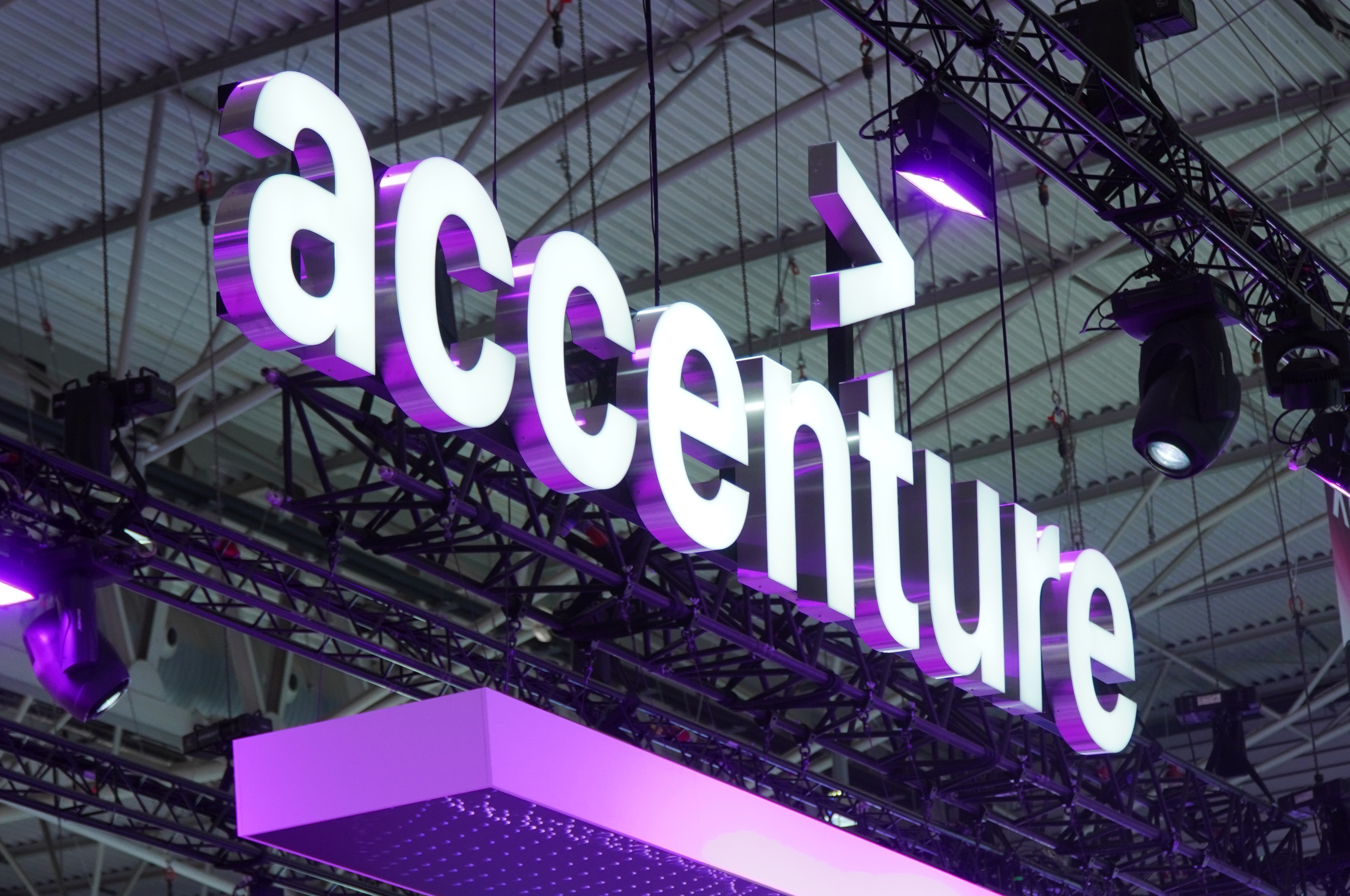Accenture inwestuje miliardy w AI i żegna się z pracownikami bez nowych kompetencji