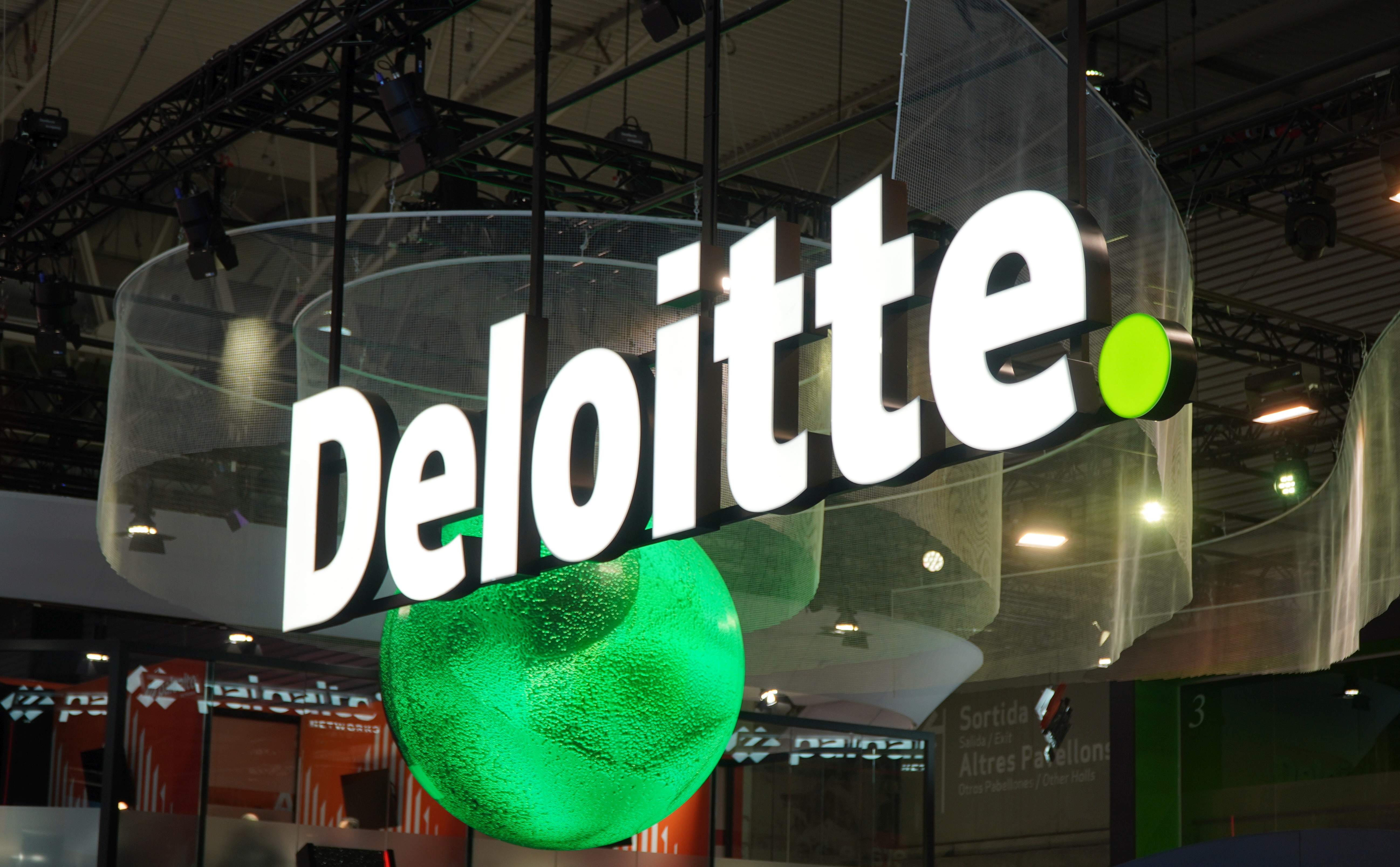 Niefortunny incydent w Deloitte. “Halucynacje AI” w raporcie dla rządu za 440 tys. dolarów
