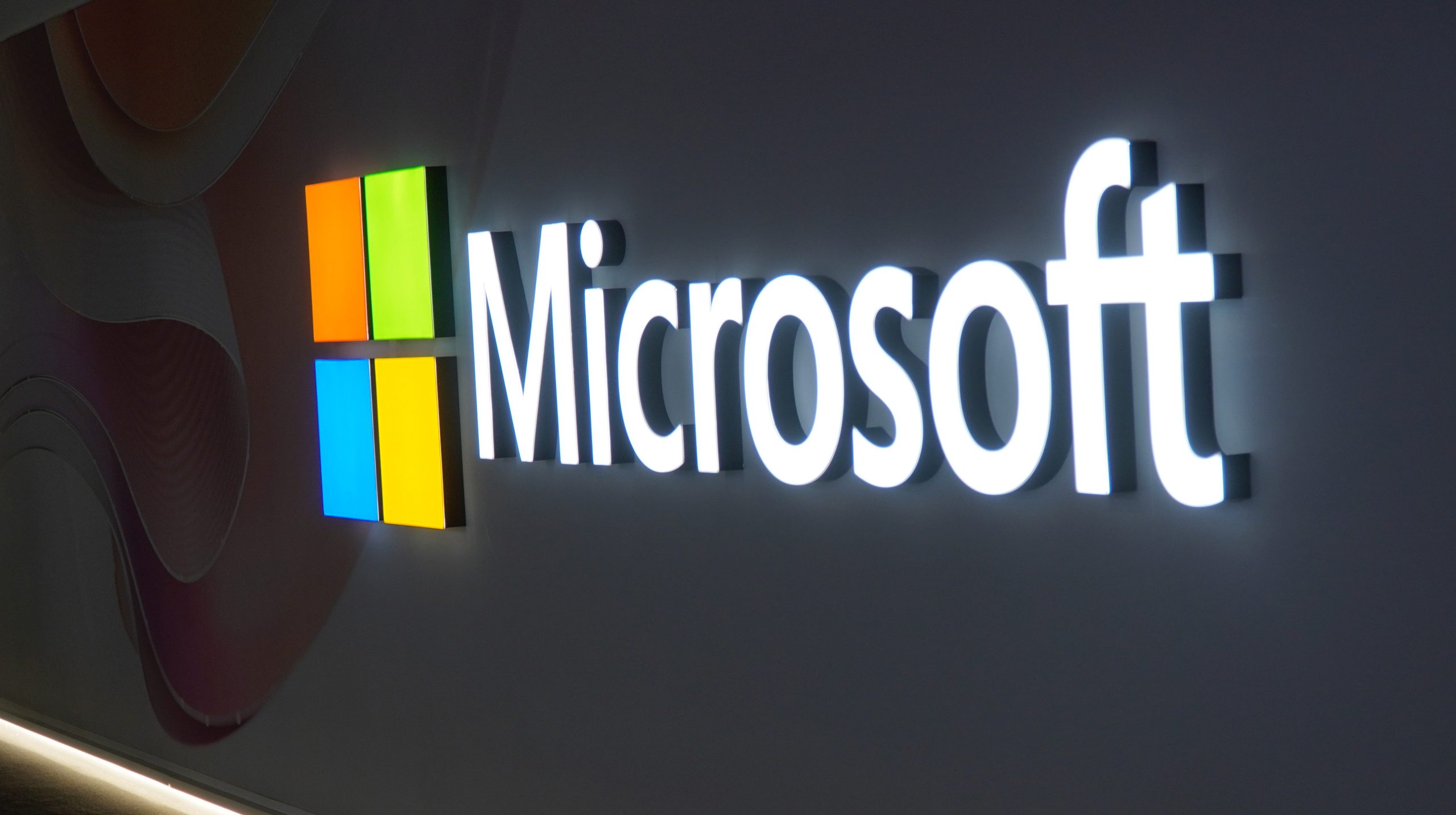 Nowe badanie Microsoftu pokazuje, iż agenci AI są podatni na manipulację i uprzedzenia