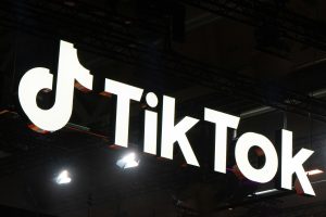 Mechanizmy bezpieczeństwa Google Veo 3 zawodzą – rasistowskie treści zalały TikToka