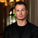 “Wyraźna wizja, zdrowy i aktywny rozwój – tak dziś wygląda Komsa Poland” – podkreśla w wywiadzie okładkowym Dominik Kaczmarek, CEO KOMSA Poland Hemani Ventures Group