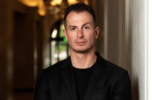 “Wyraźna wizja, zdrowy i aktywny rozwój – tak dziś wygląda Komsa Poland” – podkreśla w wywiadzie okładkowym Dominik Kaczmarek, CEO KOMSA Poland Hemani Ventures Group