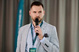 „Urządzenia mają wpływ na zdrowie, każdy z nas powinien być świadomy jak ważnym elementem jest odpowiednie doposażenie biurka” – podkreślił Jacek Kalczyński, Country B2B Lead w Logitech