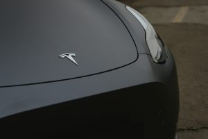 Grok wjeżdża do Europy: Tesla udostępnia asystenta AI w swoich pojazdach