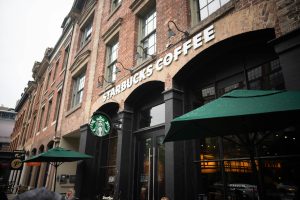 Starbucks rezygnuje ze sztucznej inteligencji w zarządzaniu zapasami