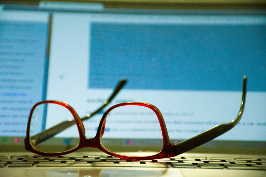 Laptop dla nauczyciela szkoła okulary
