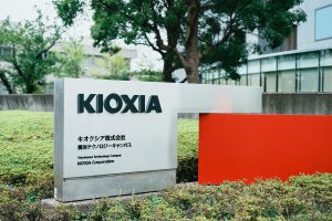Wzrost popytu na pamięci AI popycha firmę Kioxia ku debiutowi na giełdzie w USA