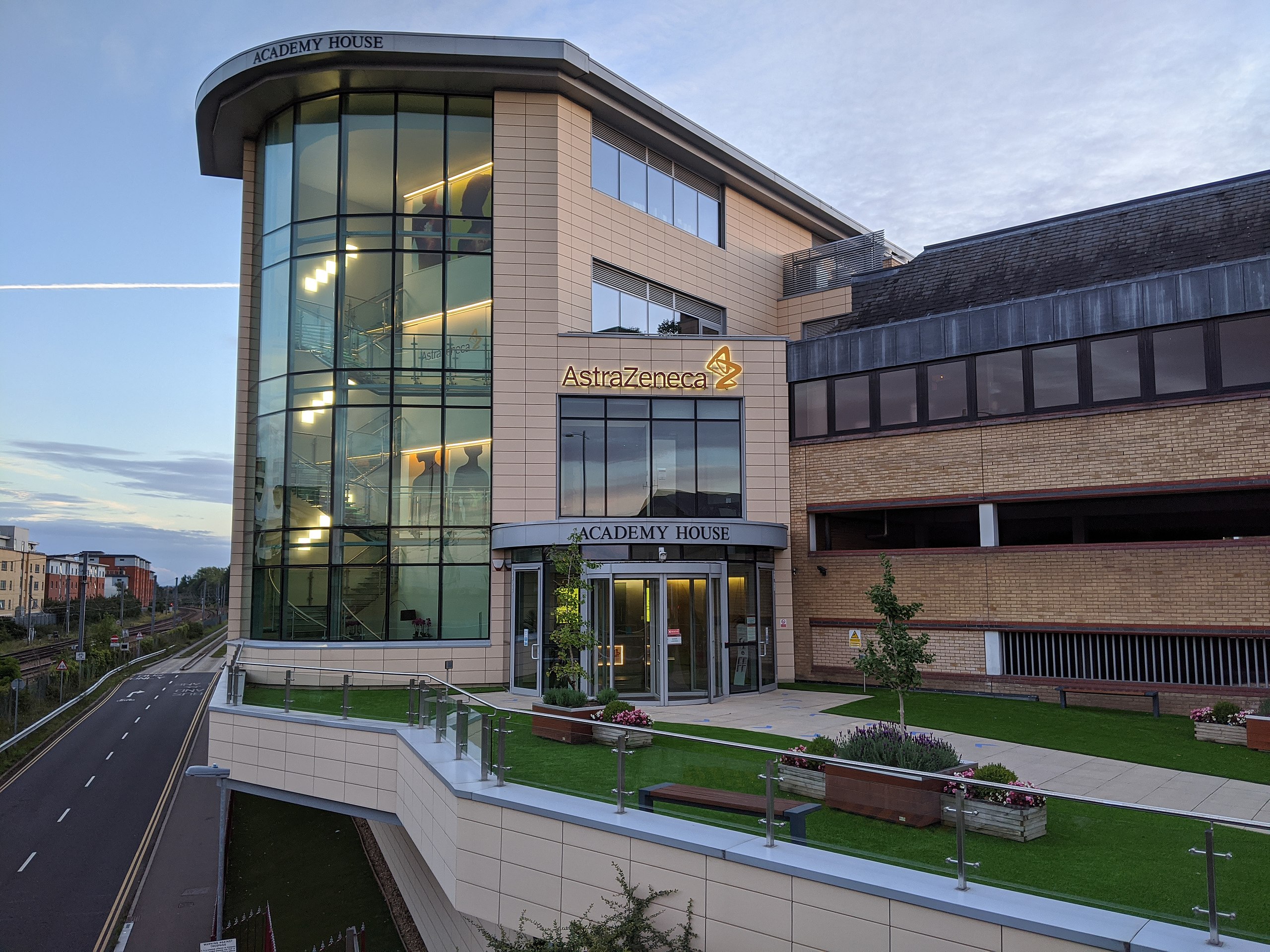 AstraZeneca inwestuje 555 mln dolarów w sztuczną inteligencję Algen do opracowywania terapii genowych