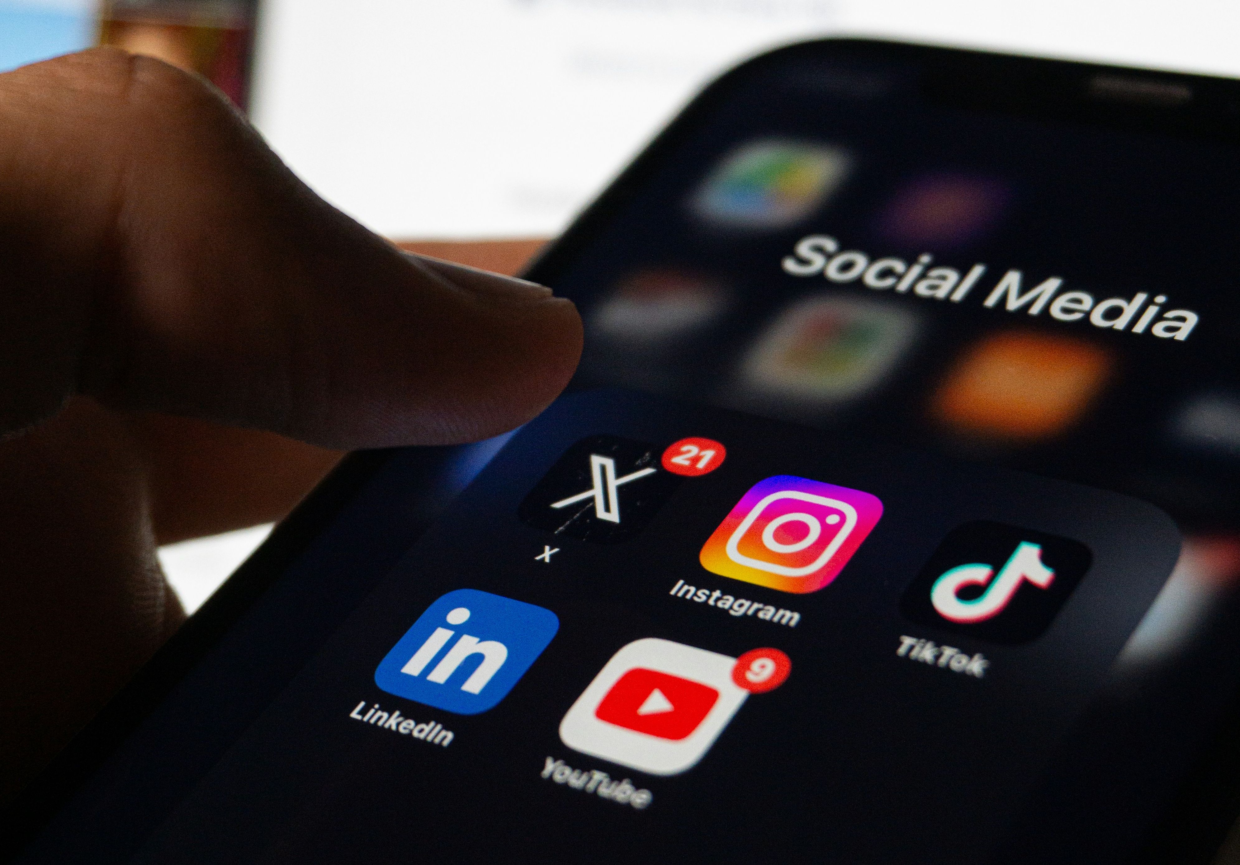 Komisja Europejska oskarża Meta i TikToka o naruszenie przepisów DSA