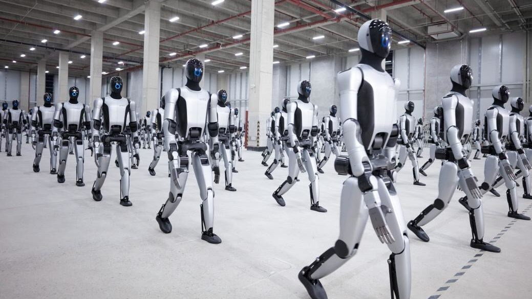 Chiny wyślą setki robotów humanoidalnych Walker S2 do fabryk – kontrakt na 112 mln USD to dopiero początek