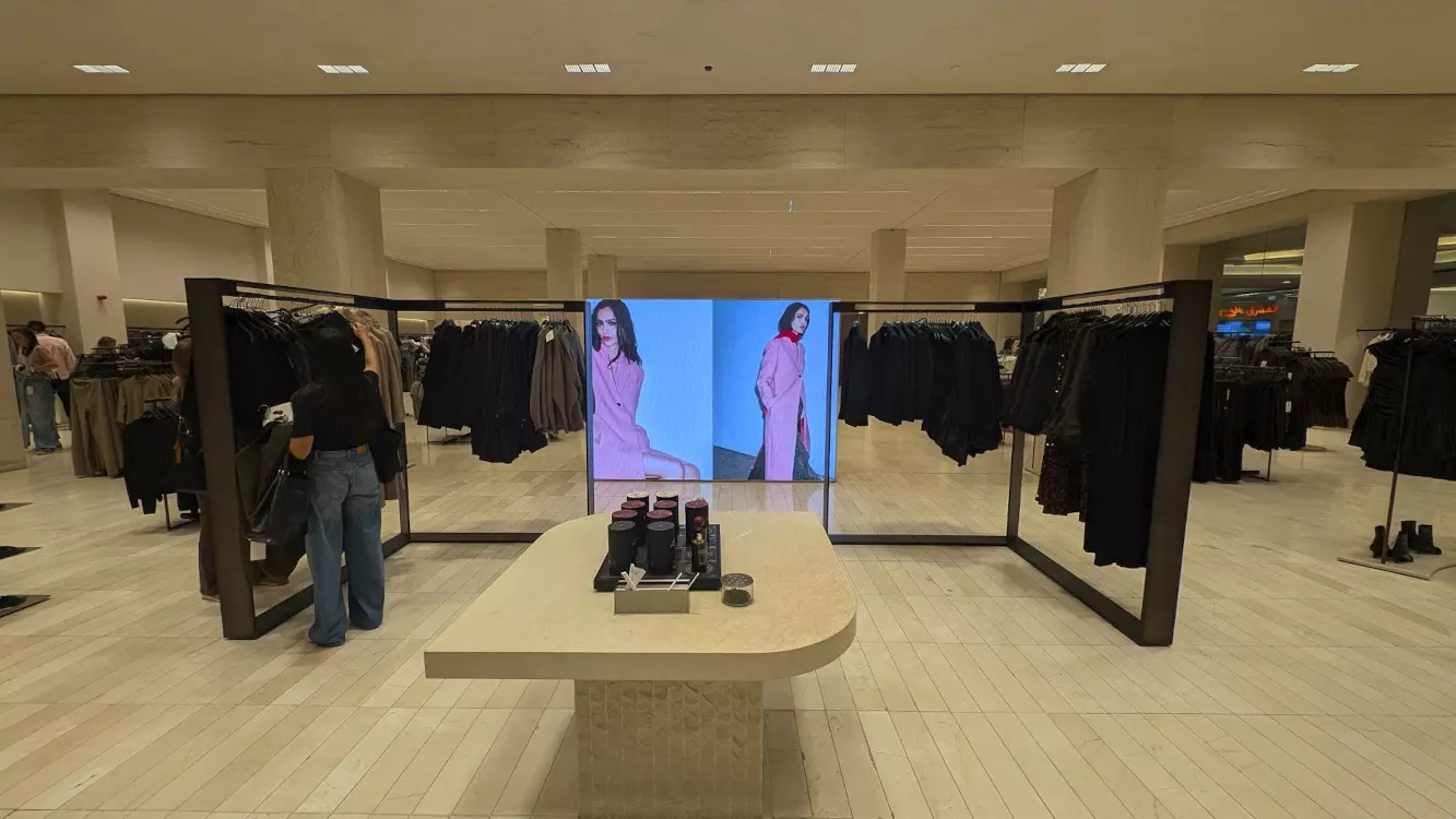 Sprzedaż wyższa o 20% dzięki digital signage LED i RFID w Zara – hybrydowe sklepy od Inditex