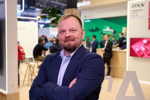ISE 2026: Newline Interactive pokazuje nowe monitory i ściany wideo. Michał Starościk o kierunku rozwoju marki