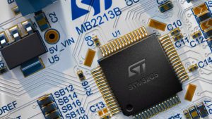 STMicroelectronics rzuca wyzwanie konkurencji nową serią mikrokontrolerów IoT. Wydajność premium za 64 centy