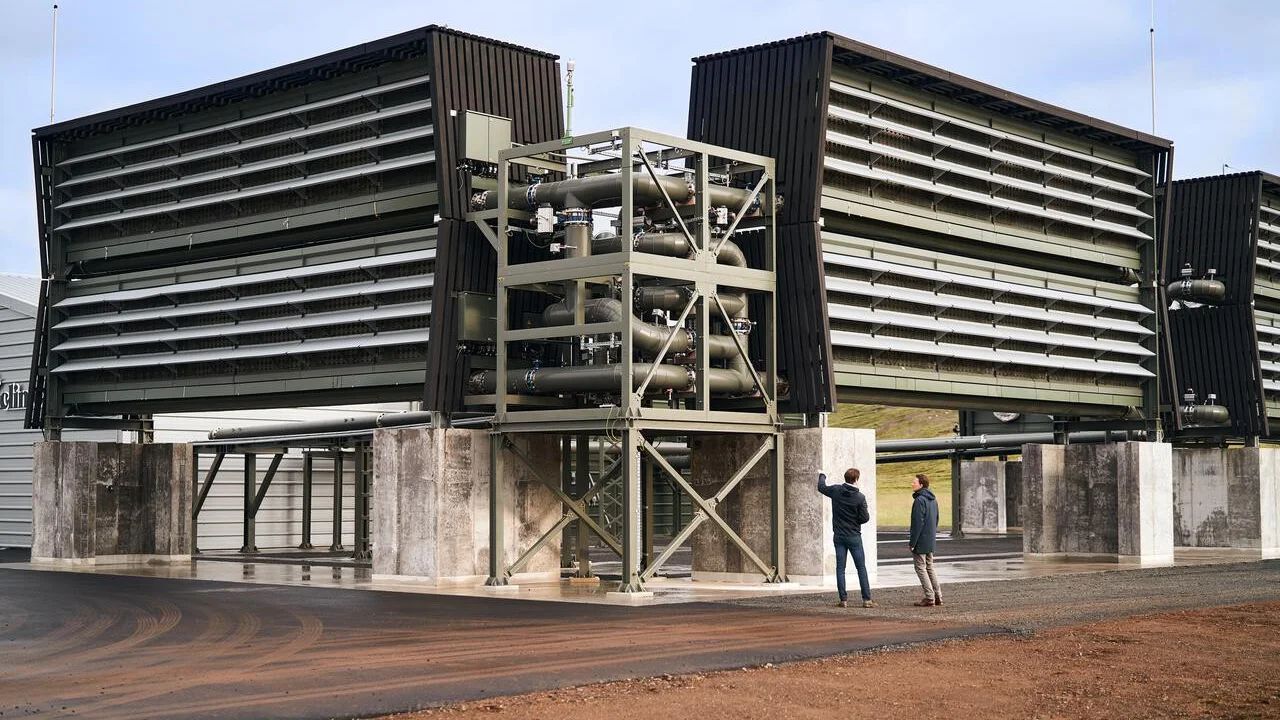 AI zwiększa zużycie energii, a Big Tech sięga po kredyty węglowe. Microsoft liderem rynku