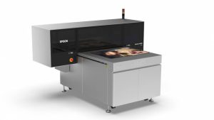 Premiera Epson SC-V4000 – profesjonalna drukarka UV do zadań specjalnych