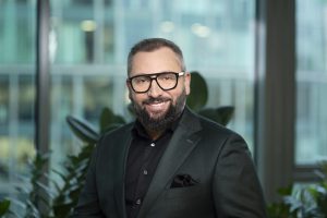 Sprzedażowe DNA, ludzka twarz biznesu i druk pod ostrzałem. Krzysztof Mertowski o strategii marki Brother na trudne czasy