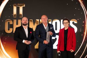 IT Champions 2026: „Przez ostatnie 25 lat na polski rynek trafiło około 2,5 miliona naszych monitorów” – podkreślił Mariusz Kuczyński z iiyama Polska, odbierając statuetkę w kategorii Monitory