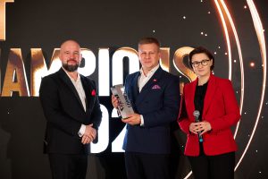 IT Champions 2026: „Dziękuję naszej dystrybucji, naszym partnerom i oczywiście mojemu całemu zespołowi za bardzo rzetelną, codzienną, ciężką pracę” – podkreślił Łukasz Niegowski z Barco odbierając statuetkę w kategorii Rozwiązania Wideokonferencyjne