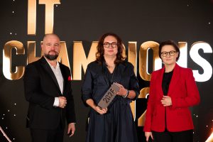 IT Champions 2026: „Ta kategoria jest dla nas bardzo ważna, w czasach, gdy wokół AI jest dużo szumu i dużo dyskusji, my staramy się skupiać na praktycznym aspekcie tego tematu” – podkreśliła Ewa Jodłowska z IFS, obierając statuetkę w kategorii AI dla Przemysłu