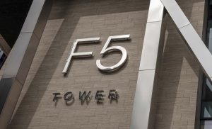 F5 wzmacnia ochronę aplikacji i API, pomagając firmom wyprzedzać zagrożenia wykorzystujące AI
