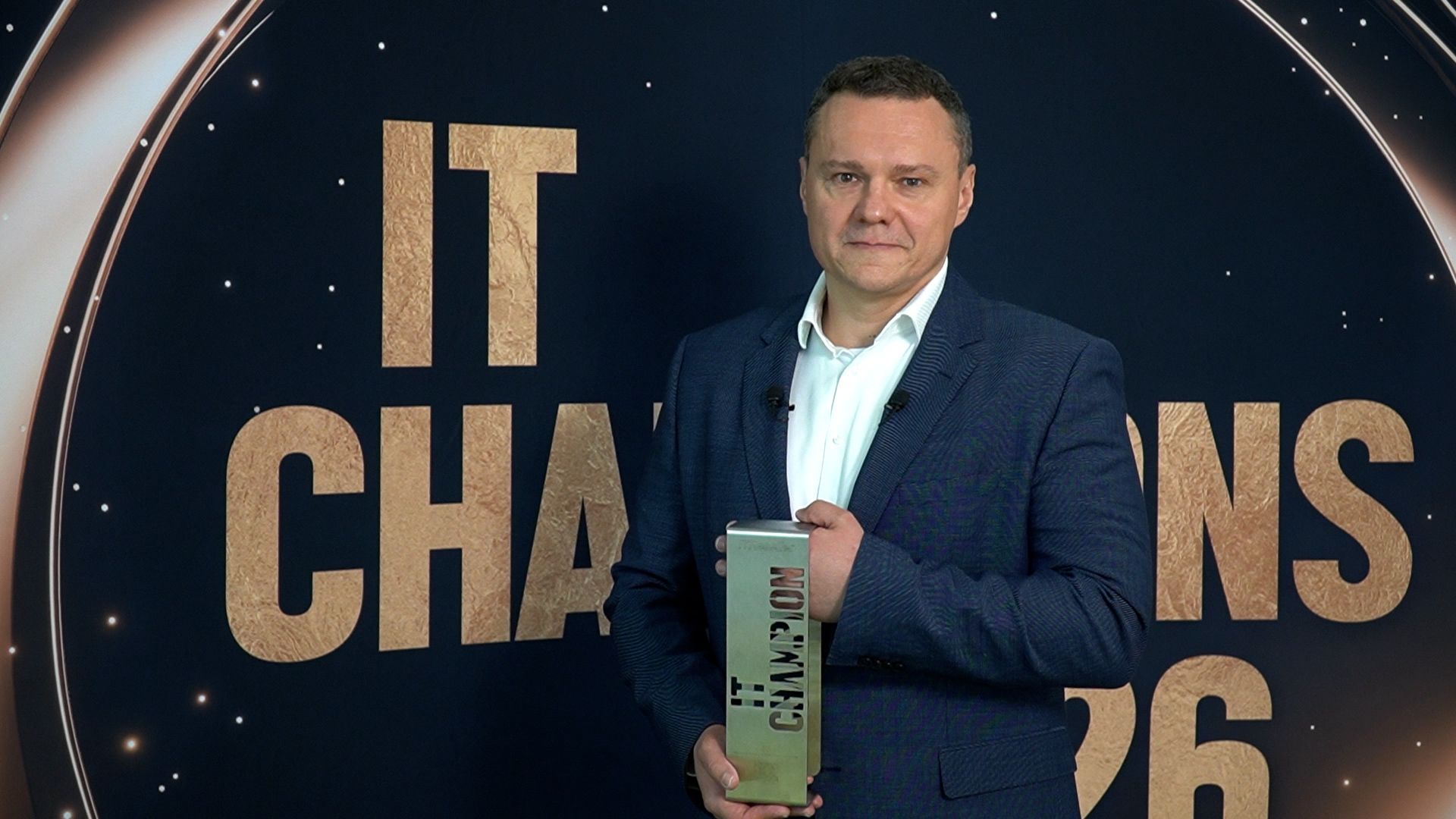 IT Champions 2026: „Epson jest liderem dzięki technologii 3LCD, która zapewnia doskonały kontrast i wierność kolorów” – podkreślał Konrad Bartol z Epson Europe, odbierając statuetkę w kategorii Projektory