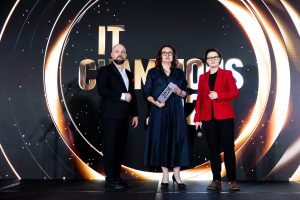 IT Champions 2026: „Ta kategoria jest dla nas bardzo ważna, w czasach, gdy wokół AI jest dużo szumu i dużo dyskusji, my staramy się skupiać na praktycznym aspekcie tego tematu” – podkreśliła Ewa Jodłowska z IFS, obierając statuetkę w kategorii AI dla Przemysłu