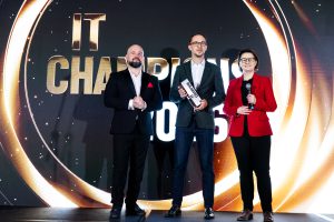 IT Champions 2026: „Ten rok był pełen wyzwań, ale też wielu ciekawych projektów z kanałem partnerskim” – powiedział Michał Stochmal z AMD odbierając statuetkę w prestiżowej kategorii „Procesory”
