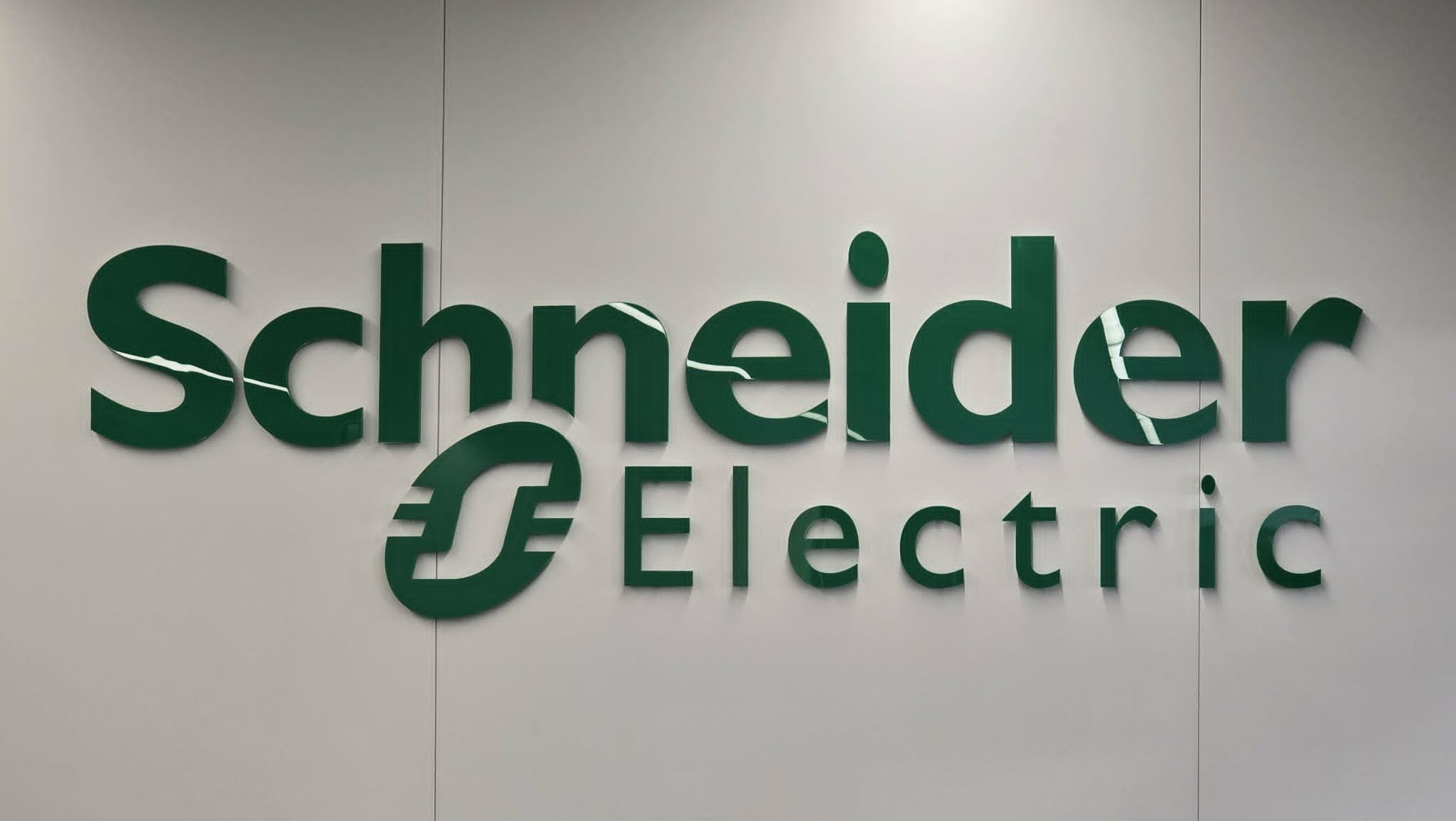 Taniej na start, wydajniej w przyszłości. Schneider Electric z nową architekturą UPS-ów