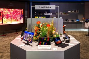 Lenovo pokazało pierwszy na świecie laptop z ekranem OLED produkowany metodą druku atramentowego