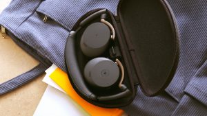 Test słuchawek Jabra Evolve3 65 Flex – mikrofon pod AI, dyskretny design i mobilność bez wysięgnika