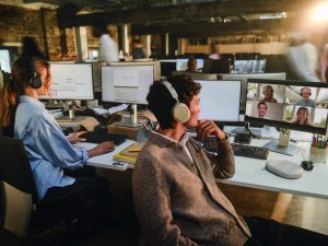 AI w miejscu pracy: nowe badanie wskazuje na większą liczbę zadań, ściślejszą współpracę i pogłębiające się podziały